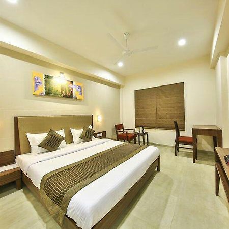 Fabhotel Flora Vastral Ahmedabad Buitenkant foto